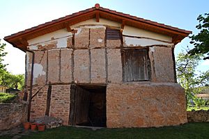 Archivo:Villagalijo, casa de adobe