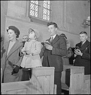 Archivo:Village Church- Everyday Life in Uffington, Berkshire, England, UK, 1944 D19410