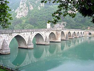 Archivo:Visegrad bridge by Klackalica