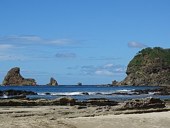 Archivo:Vista along Maderas Beach - North of San Juan del Sur - Nicaragua - 05 (31081772393) (2)