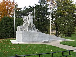 Archivo:Welland-Crowland War Memorial in Welland Ontario 1