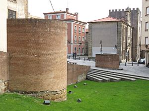 Archivo:137 Restes de la muralla romana (Cimavilla, Gijón), al fons la capella de Guadalupe
