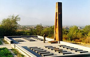 Archivo:ASALA memorial in Yerablur