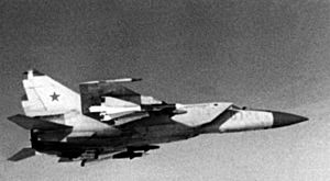 Archivo:Air-to-air right side view of a Soviet MiG-25 Foxbat interceptor aircraft