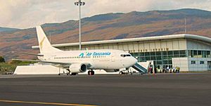 Archivo:Air Tanzania B737 at Hahaya Airport