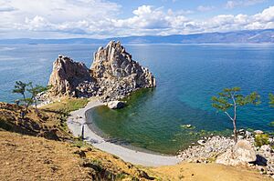 Archivo:Baikal, Cape Burhan, Shaman Rock, Olkhon Island, Lake Baikal, Russia