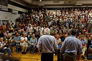 Archivo:Bernie Sanders before a crowd in Conway, NH, on August 24, 2015 (20876809366)