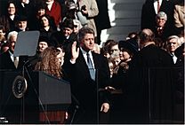 Archivo:Bill Clinton taking the oath of office, 1993