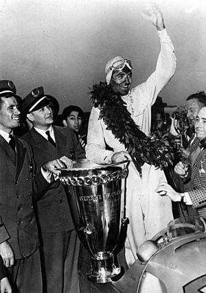 Archivo:Bundesarchiv Bild 183-2007-1205-501, Bernd Rosemeyer mit Vanderbilt Cup (cropped)