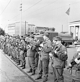 Archivo:Bundesarchiv Bild 183-85458-0002, Berlin, Mauerbau, Kampfgruppen am Brandenburger Tor