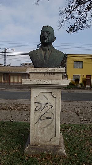 Archivo:Busto de Braulio Arenas en el Paseo de los Poetas - panoramio