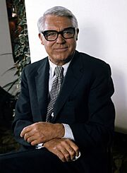Archivo:Cary Grant in glasses Allan Warren