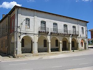 Archivo:Casona PlazaMayor Castrillo de Villavega(Palencia)