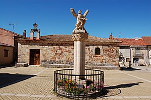 Archivo:Contreras ermida e escultura Santo André