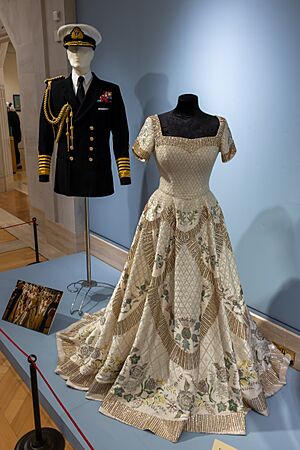 Archivo:Costumes from The Crown