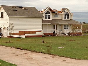 Archivo:EF1 tornado damage example (2)