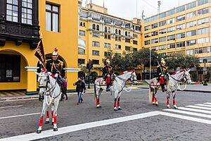 Archivo:Escolta presidencial, Plaza de Armas, Lima, Perú, 2015-07-28, DD 27