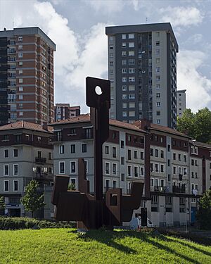 Archivo:Escultura - Un ancla para el puerto