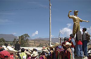 Archivo:Estatua de Velasco Alvarado en la plaza de Uyurpampa, distrito de Incahuasi 2010