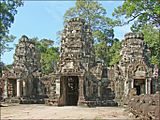 Archivo:Gopura est du temple Preah Khan (Angkor) (6983006145)