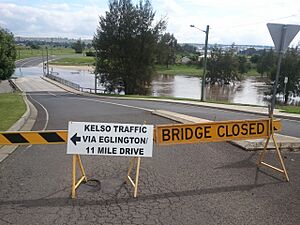 Archivo:Gordon Edgell Bridge Bathurst closed due to flooding Dec 2010