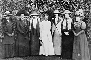 Archivo:Helen Crawfurd, Janet Barrowman, Margaret McPhun, Mrs A.A. Wilson, Frances McPhun, Nancy A. John and Annie Swan