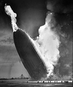Archivo:Hindenburg disaster, 1937