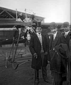 Archivo:José María Pino Suárez y el periodista Gerald Brandon asistiendo a la semana aérea