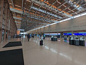 Archivo:Kansas City International Airport New Terminal (53137890924)
