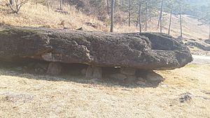 Archivo:Korea-Hwasun Dolmen sites05