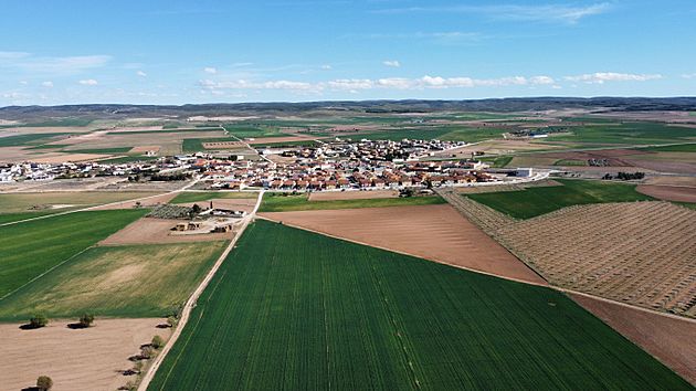 Archivo:La Felipa, desde el norte. Al fondo la sierra de Chinchilla (Foto- Ginés Herráez)