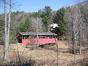 Archivo:Larrys Creek Covered Bridge and cabin