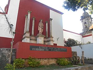 Archivo:MONUMENTO A FRAY JUAN DE SAN MIGUEL FUNDADOR DE URUAPAN