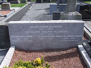 Archivo:Maud Gonne's headstone