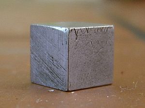 Archivo:Metal cube tin