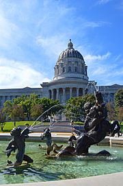 Archivo:Missouri State Capitol and Fountain of the Centaurs-20150920-157