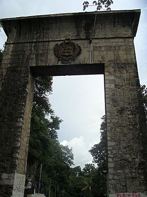 Archivo:Monumento a las batallas de La Puerta