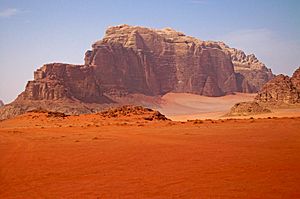 Archivo:Mountain in Wadi Rum, Jordan