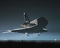 Archivo:NASA-STS115Landing-KSC-06PD-2184