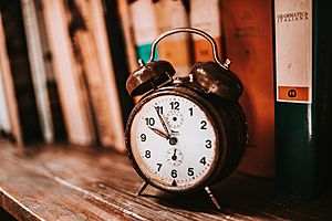 Archivo:Old alarm clock on the bookshelf - 50233824038