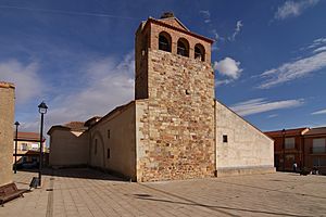Archivo:Pajares de la Lampreana, Iglesia de San Pedro, fachada oeste y norte