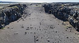 Archivo:Placas tectónicas de Eurasia y Norteamérica, Suðurnes, Islandia, 2014-08-13, DD 022
