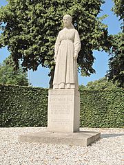 Archivo:Putten, oorlogsmonument in Herdenkingshof foto1 2013-07-15 11.08