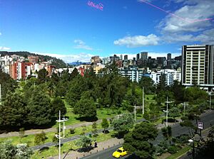 Archivo:Quito, Ecuador, Panorama urbano