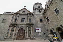 Archivo:San Agustin Church and its remaining standing bell tower (the on the left was destroyed by an earthquake) (17106345010)