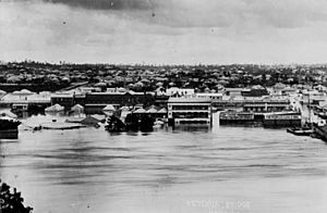 Archivo:StateLibQld 1 114716 Hope Street, South Brisbane, under floodwaters in 1893