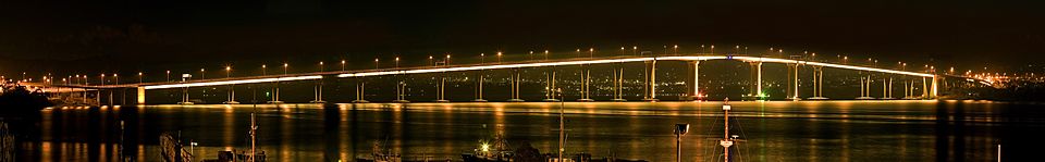 Archivo:Tasman Bridge Night Panorama