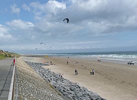 Archivo:The beach, with kites and sand yachts, Pendine - geograph.org.uk - 942857