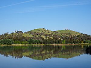 Archivo:Urambi Hills and Lake Tuggeranong October 2014