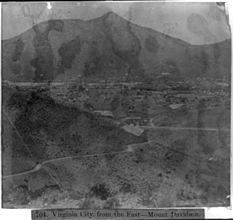 Archivo:Virginia City from the East-Mount Davidson LCCN2002723871